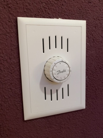 Thermostat mit montierter Blende