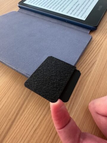 Finger hebt Hüllendeckel an bei geöffnetem Deckel
