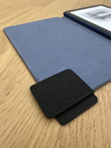 Offene Kindle Hülle mit Helfer